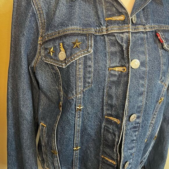 Levi's Jacket Women's Medium Type 3
Trucker Blue Denim Jean large with gold star - Picture 7 of 16